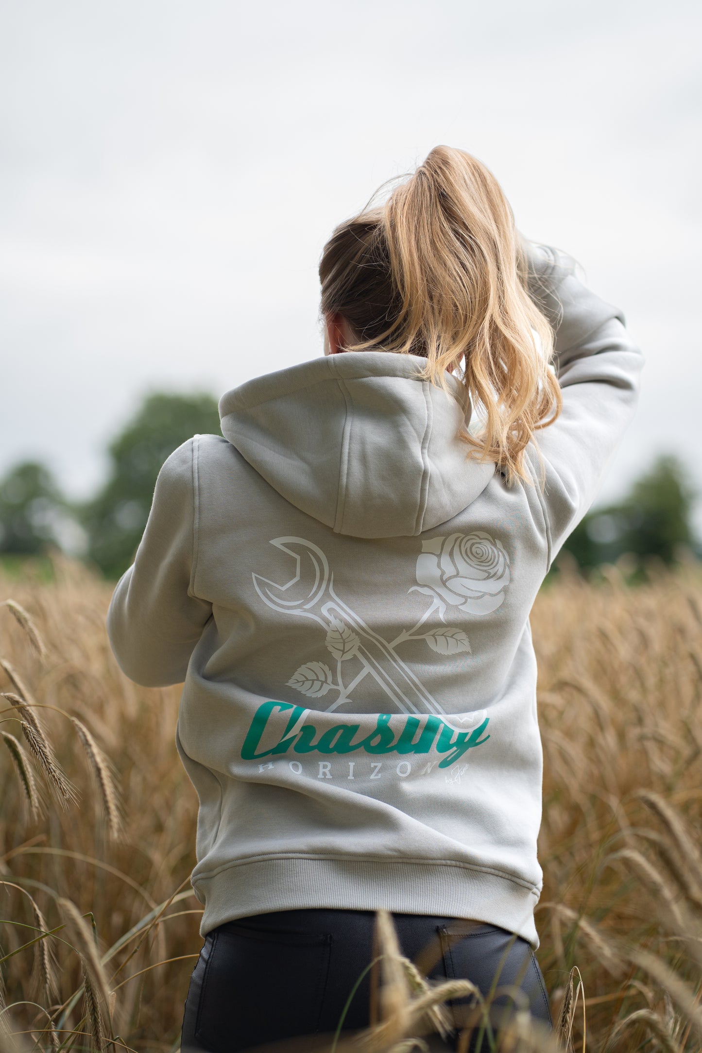 Hoodie Light Grey "chasing horizon"