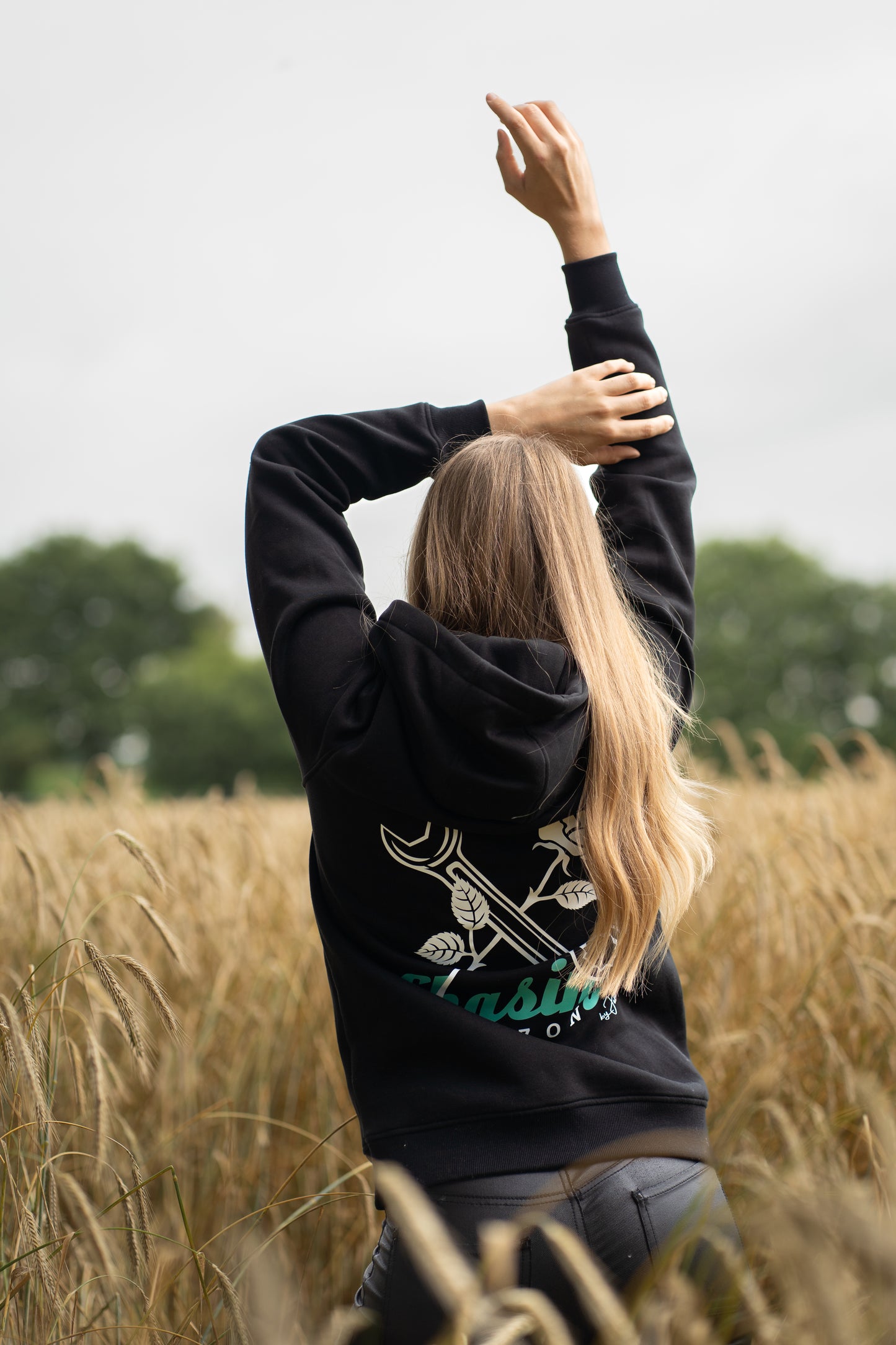 Hoodie Black "chasing horizon"
