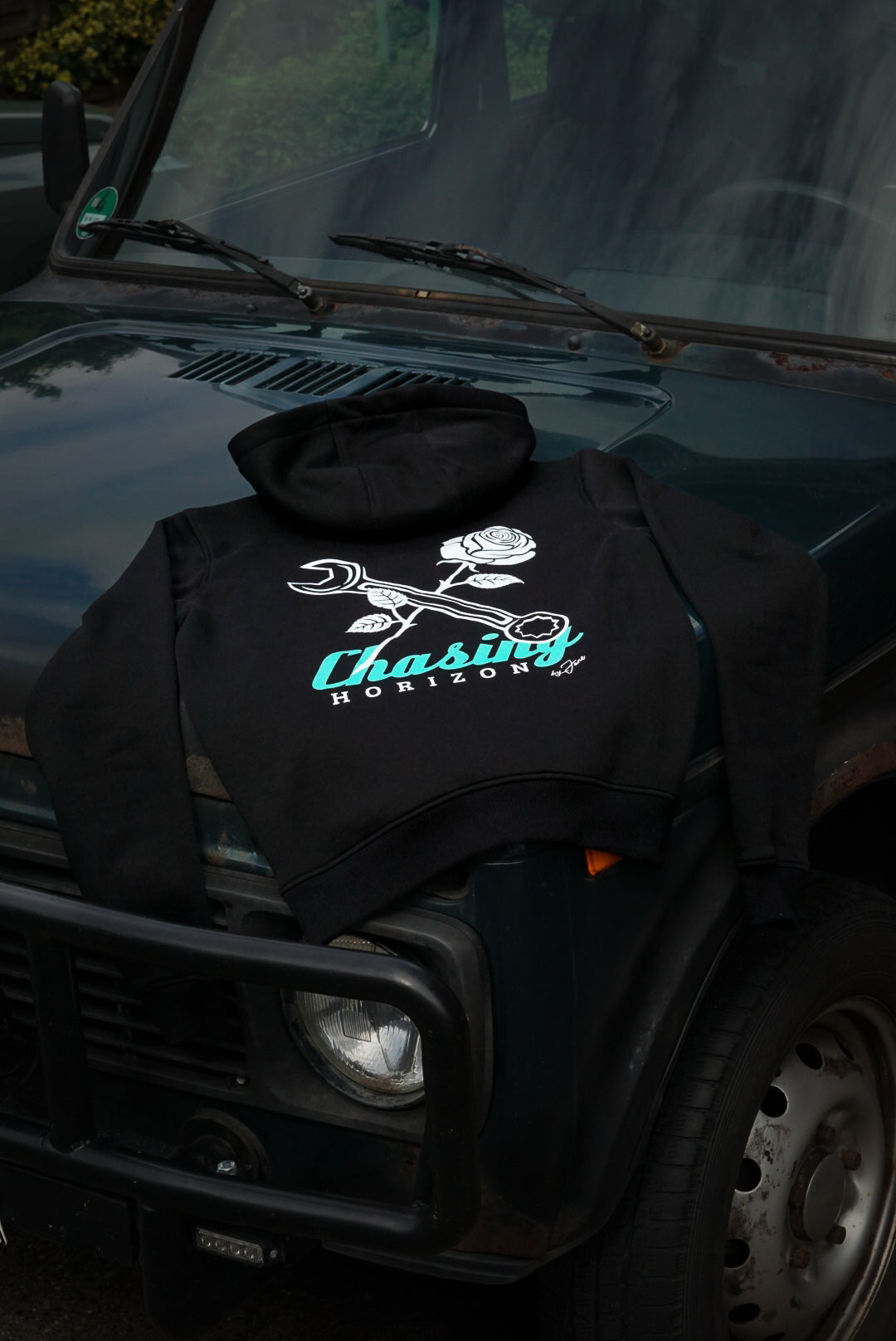 Hoodie Black "chasing horizon"